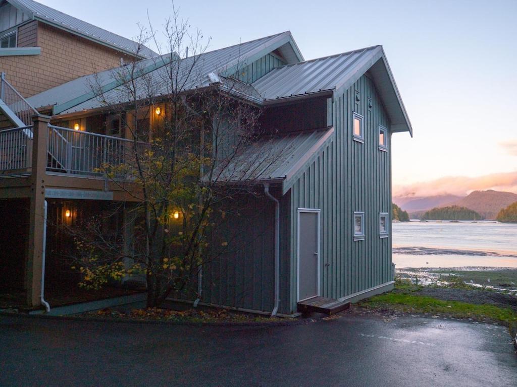 Waterfront View Of The Inlet, Short Walk To Town Appartement Tofino Buitenkant foto
