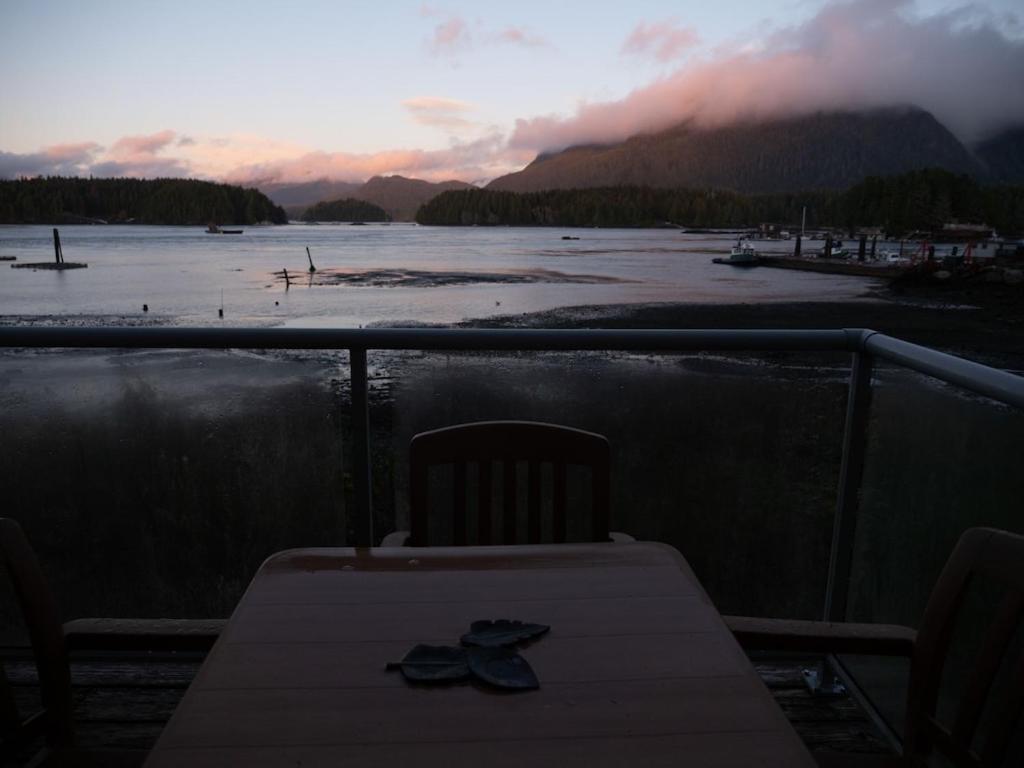 Waterfront View Of The Inlet, Short Walk To Town Appartement Tofino Buitenkant foto