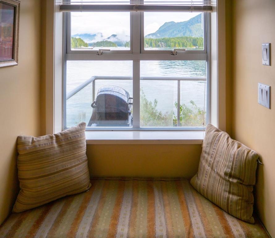 Waterfront View Of The Inlet, Short Walk To Town Appartement Tofino Buitenkant foto